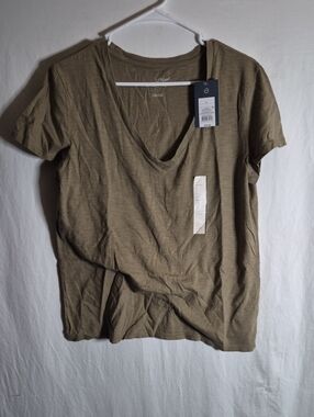 Universal Thread V-Neck Short Sleeve Tee in Olive Green